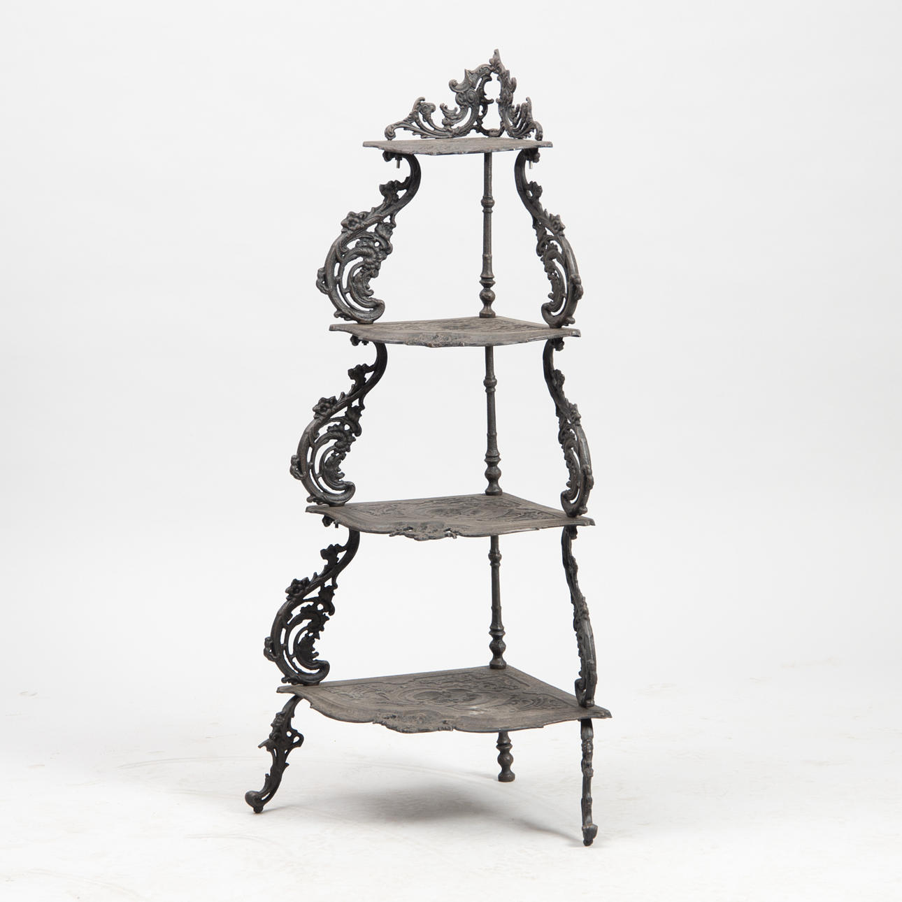 HÖRNHYLLA, svertmålad gjutjärn, rokokostil, samtida.