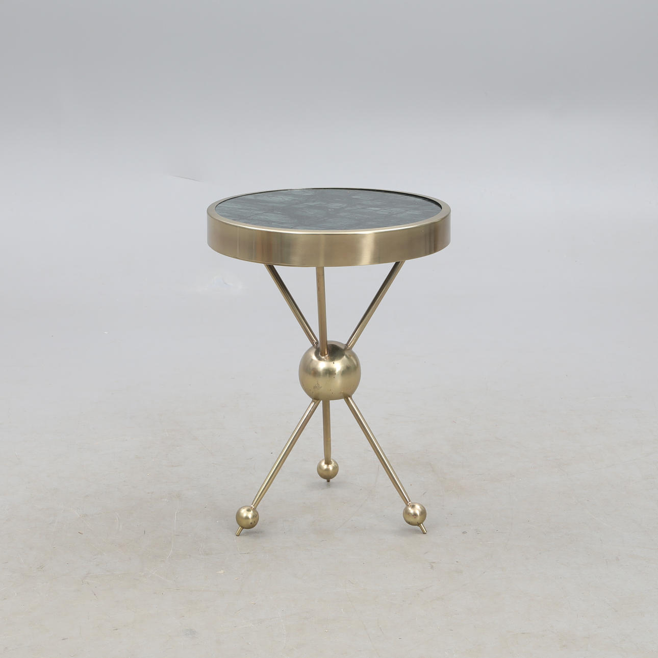 MESA AUXILIAR «Atomic», tapa de latón/mármol.