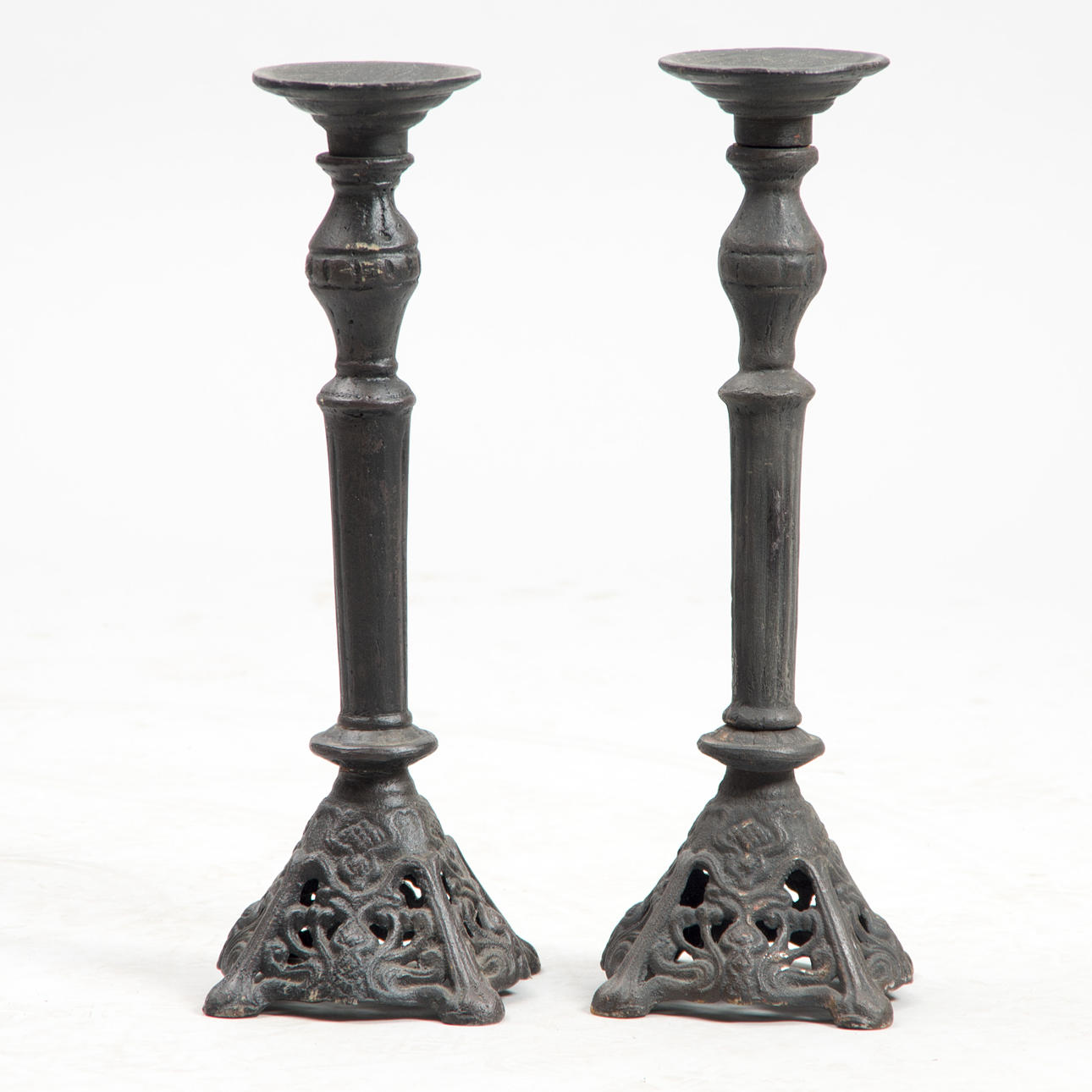 LJUSSTAKAR, 1 par, gjutjärn, samtida.