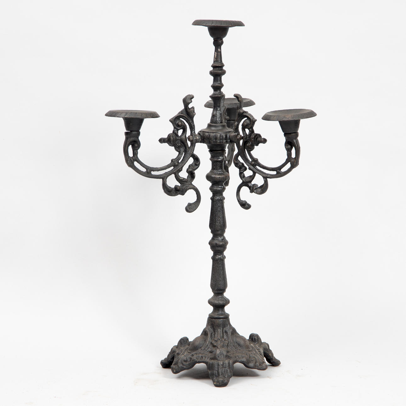 KANDELABER för 4 ljus, gjutjärn, samtida.