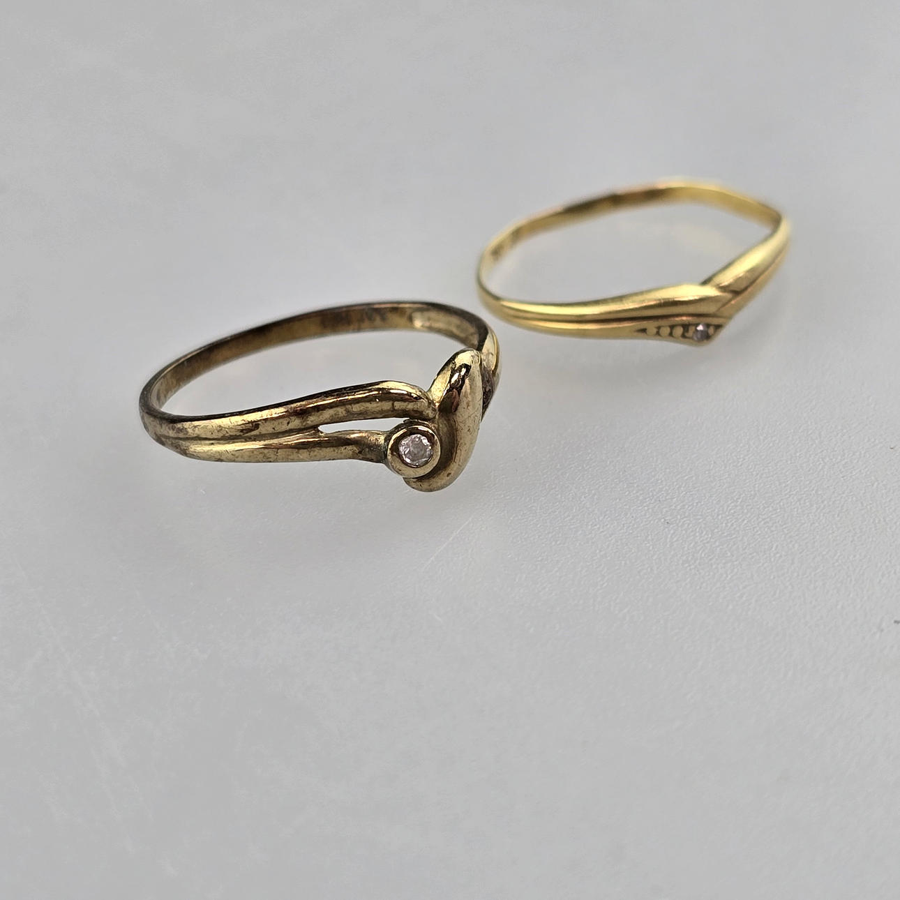 2 GULDRINGAR MED LITEN DIAMANT.