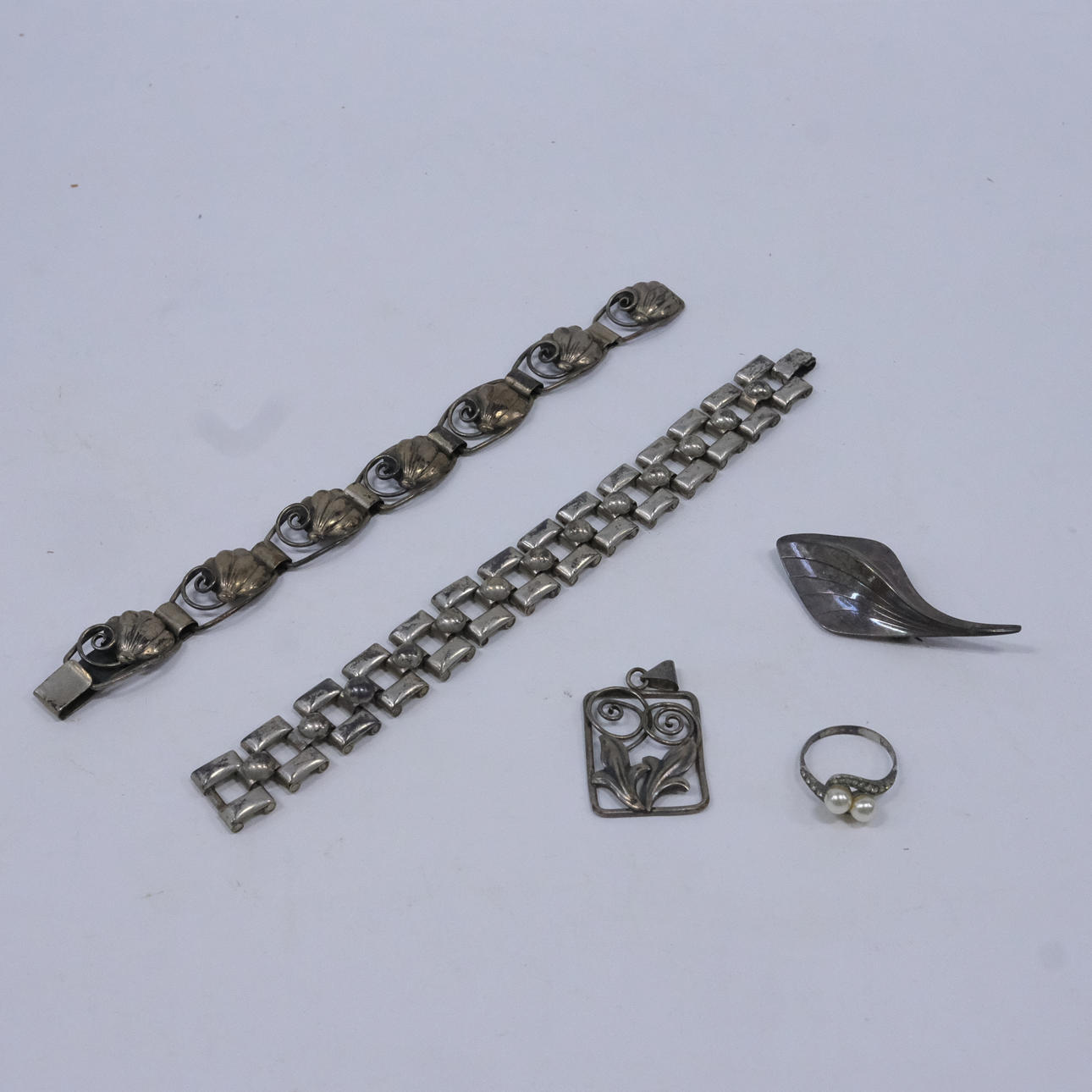 SILBERSCHMUCK, FÜNF STÜCK.