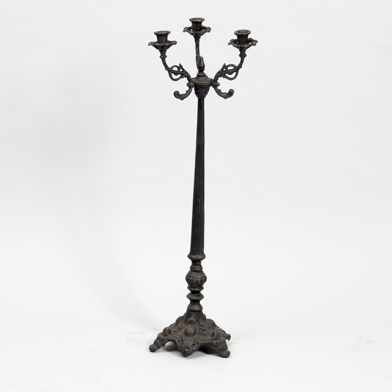 KANDELABER för 3 ljus, gjutjärn, samtida.