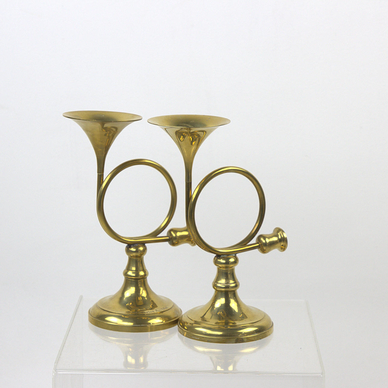 Ein Paar „Trompete“ -Kerzenhalter aus Messing.