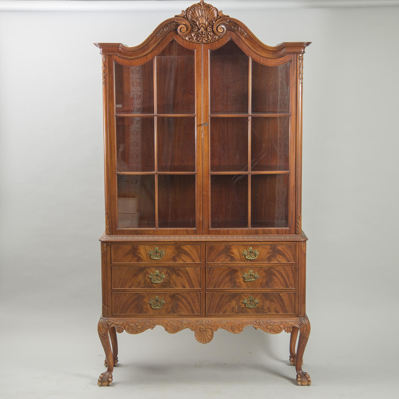 SALONGSSKÅP med vitrinöverdel, mahogny, rokokostil.