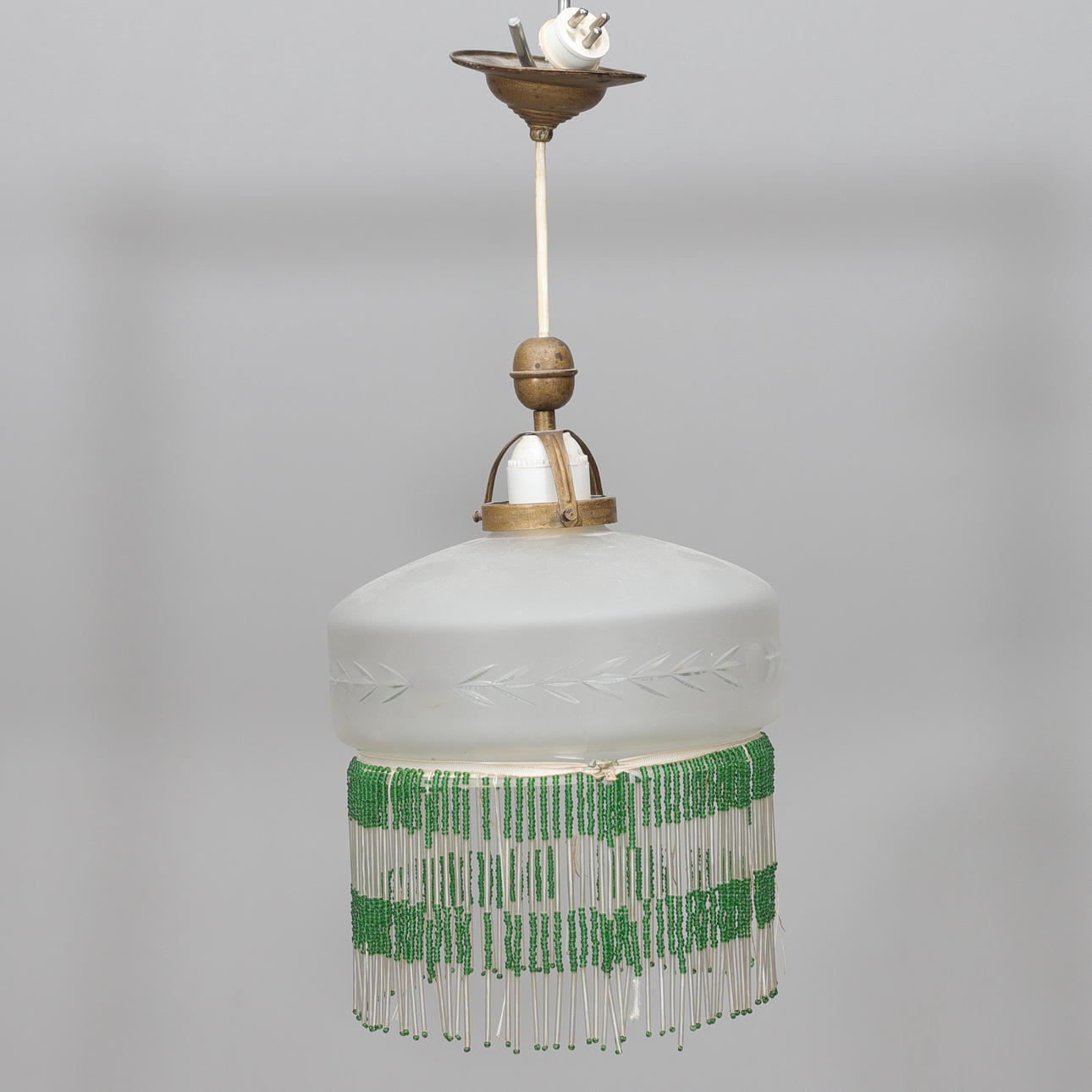 Deckenlampe aus Glas mit Perlenfransen, 20. Jahrhundert.