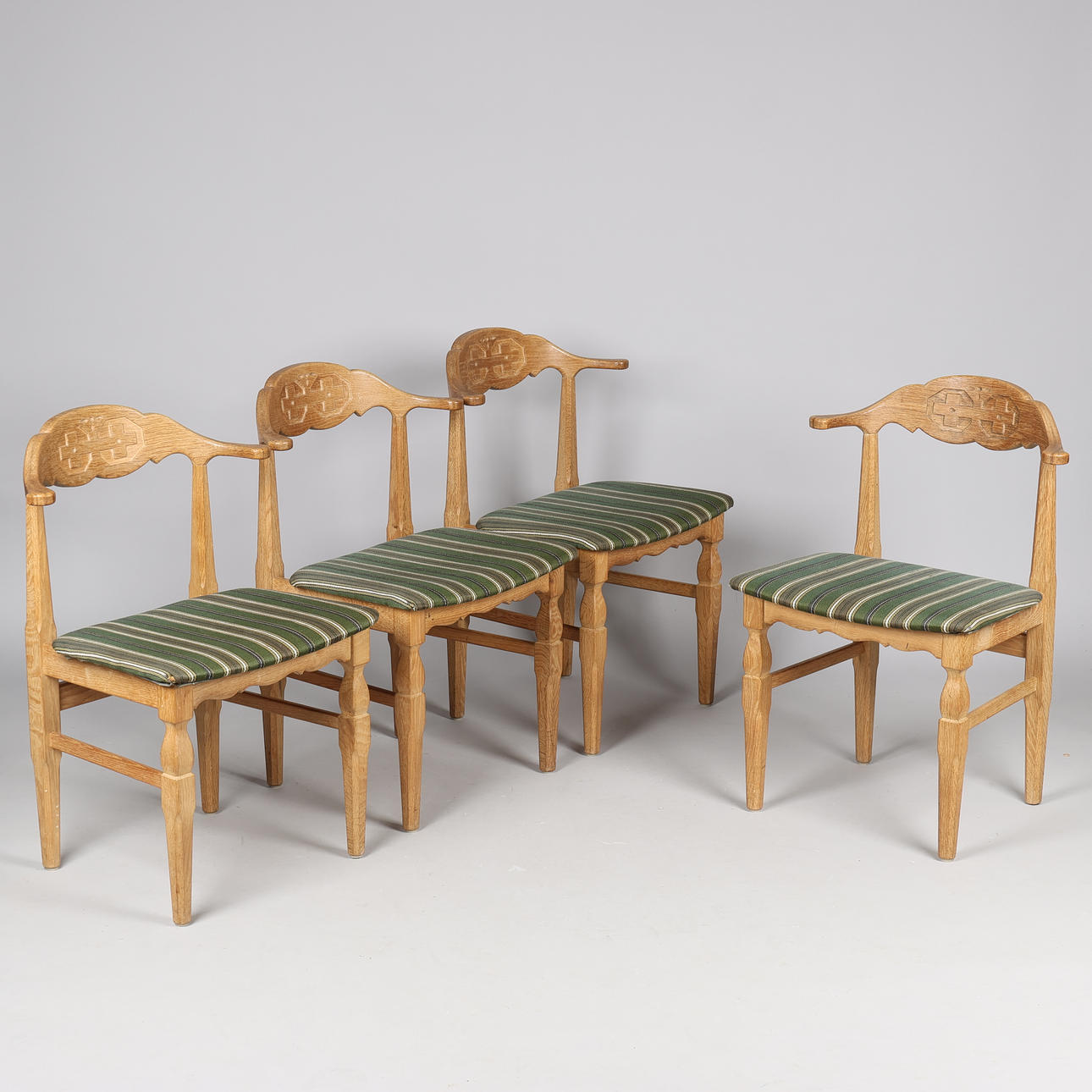 HENRY KJÆRNULF. Vier Eichenstühle mit mit Wolle gepolstertem Sitz, EG Kvalitetmøbel, Dänemark, um 1960/70er Jahre (4).