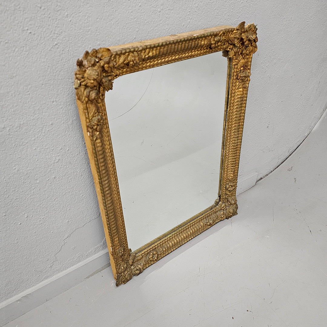 STOR TRÄSPEGEL MED BLOMMOTIV.