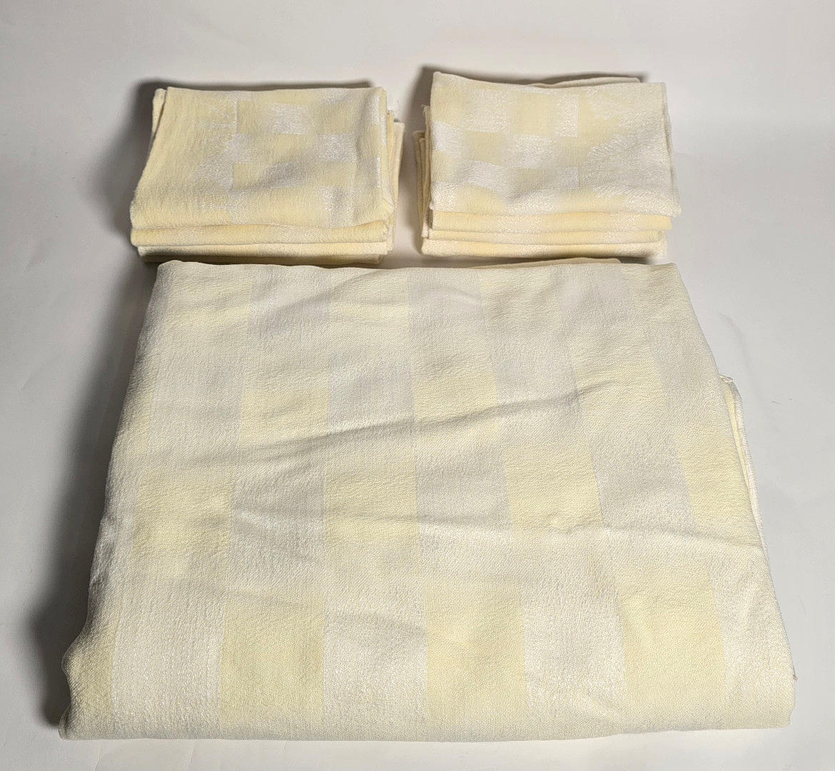 COTTON TABLECLOTH WITH 8 SERVICES.