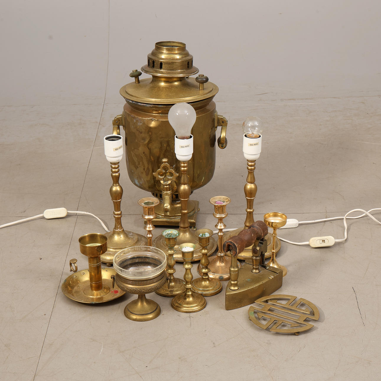 UTENSILIOS, latón, 13 piezas.