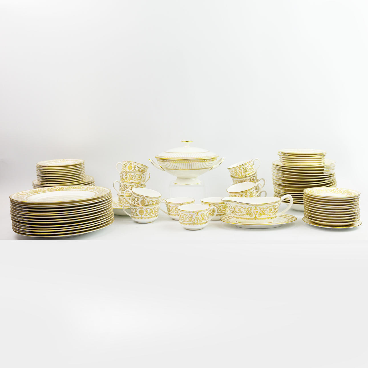 ROYAL WORCESTER. 'HYDE PARK' PART DINNER SERVICE. Ceramics