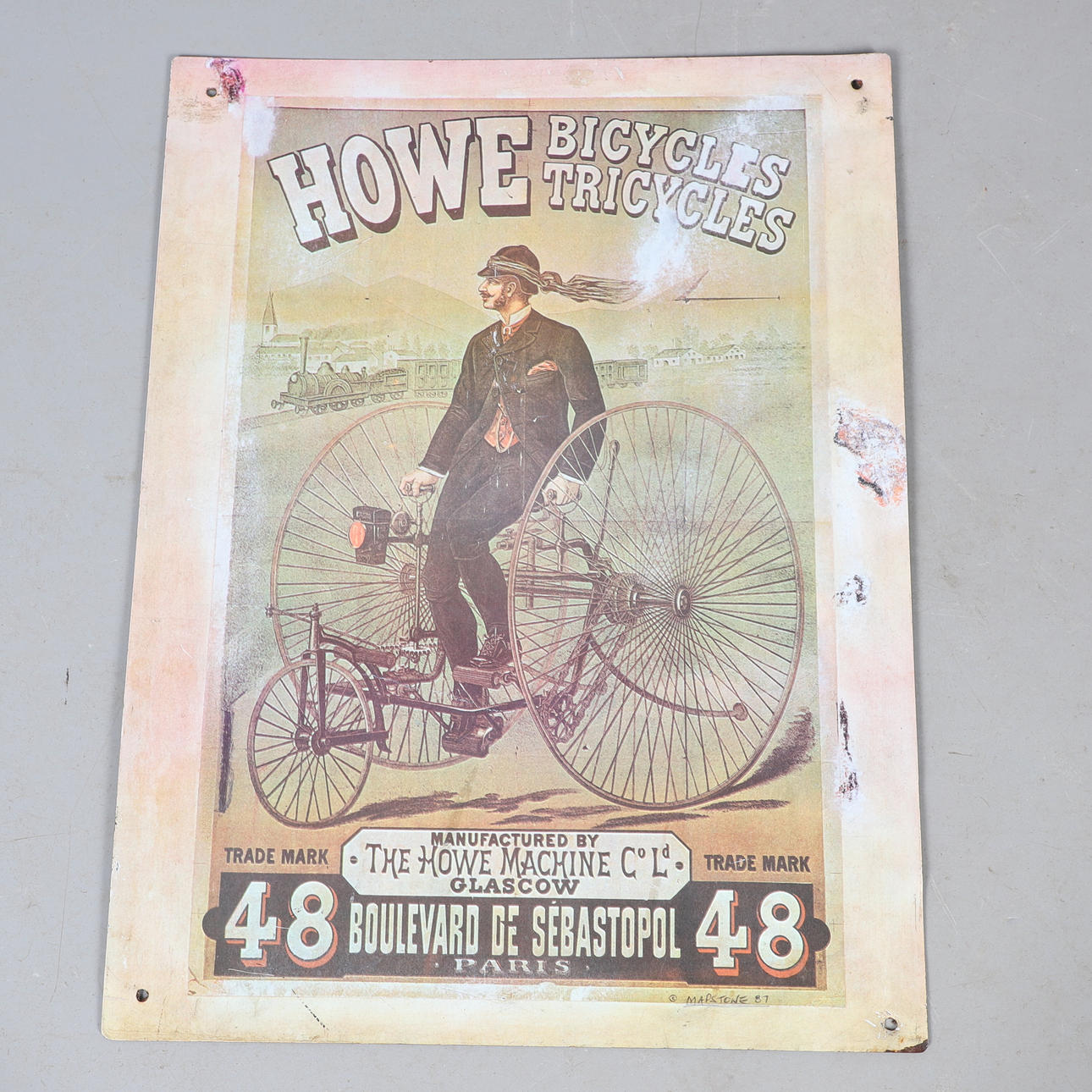 VINTAGE-TYYLINEN EMALIKYLTTI.