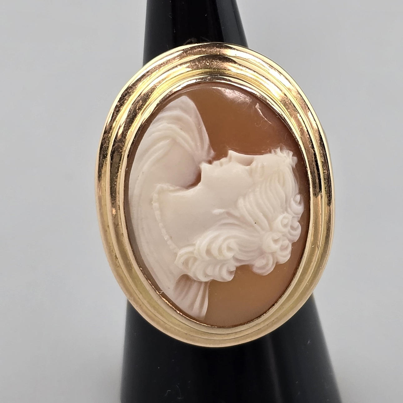 DAMRING MED SHELL-CAMEO, 18 KT.