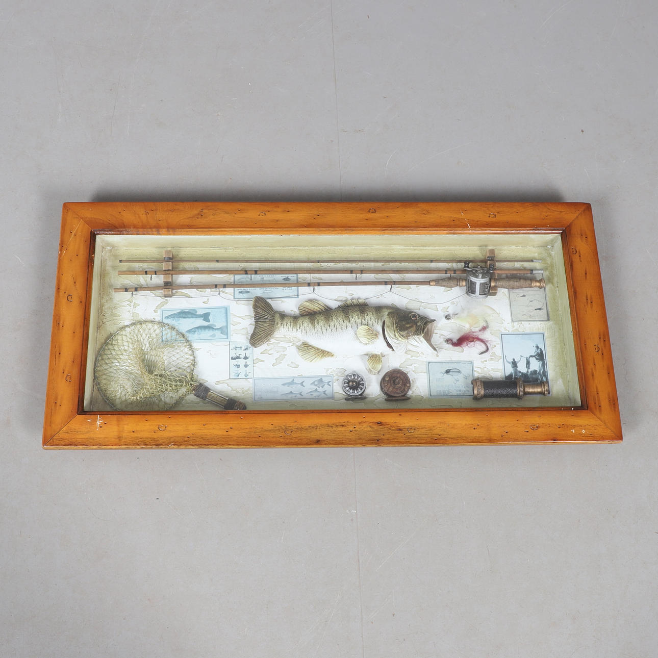 EIN DEKORATIVES DISPLAY ZUM THEMA ANGELN.