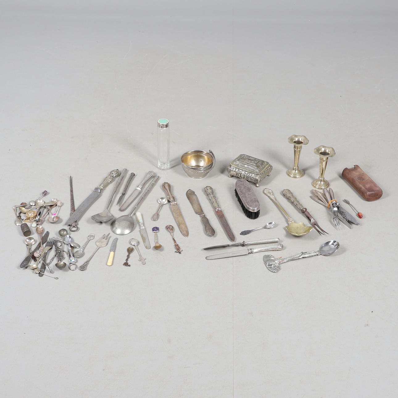 EINE GEMISCHTE MENGE VERSILBERTER GEGENSTÄNDE.