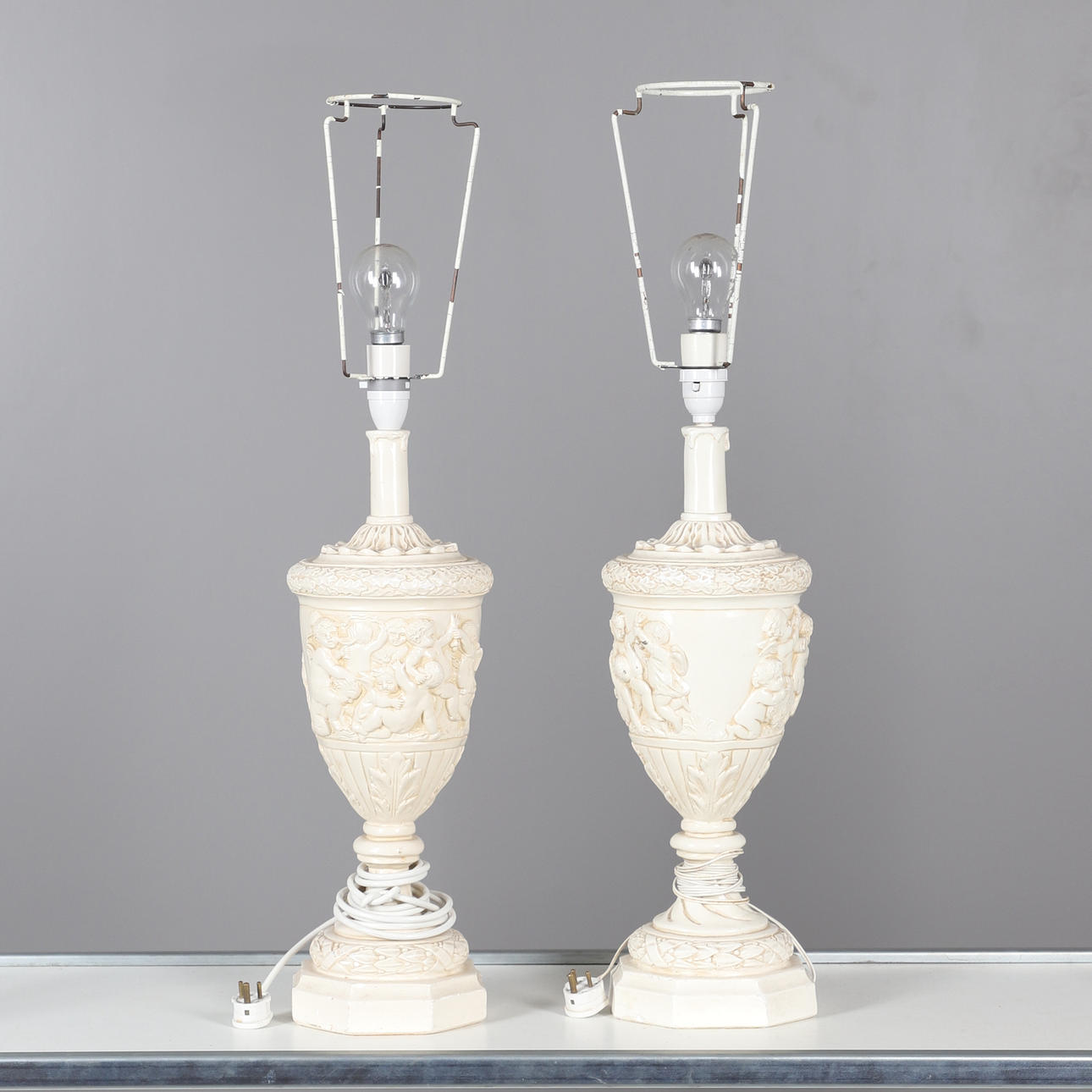 ET PAR HVIDMALEDE GIPSLAMPER.