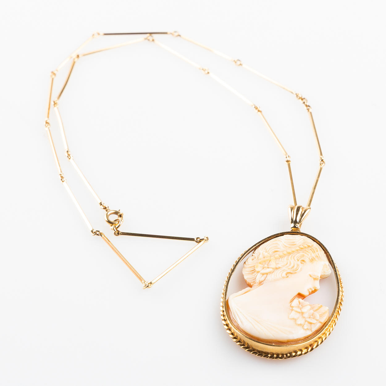 CAMÈ-ANHÄNGER MIT STABKETTE, 18 K Gold.