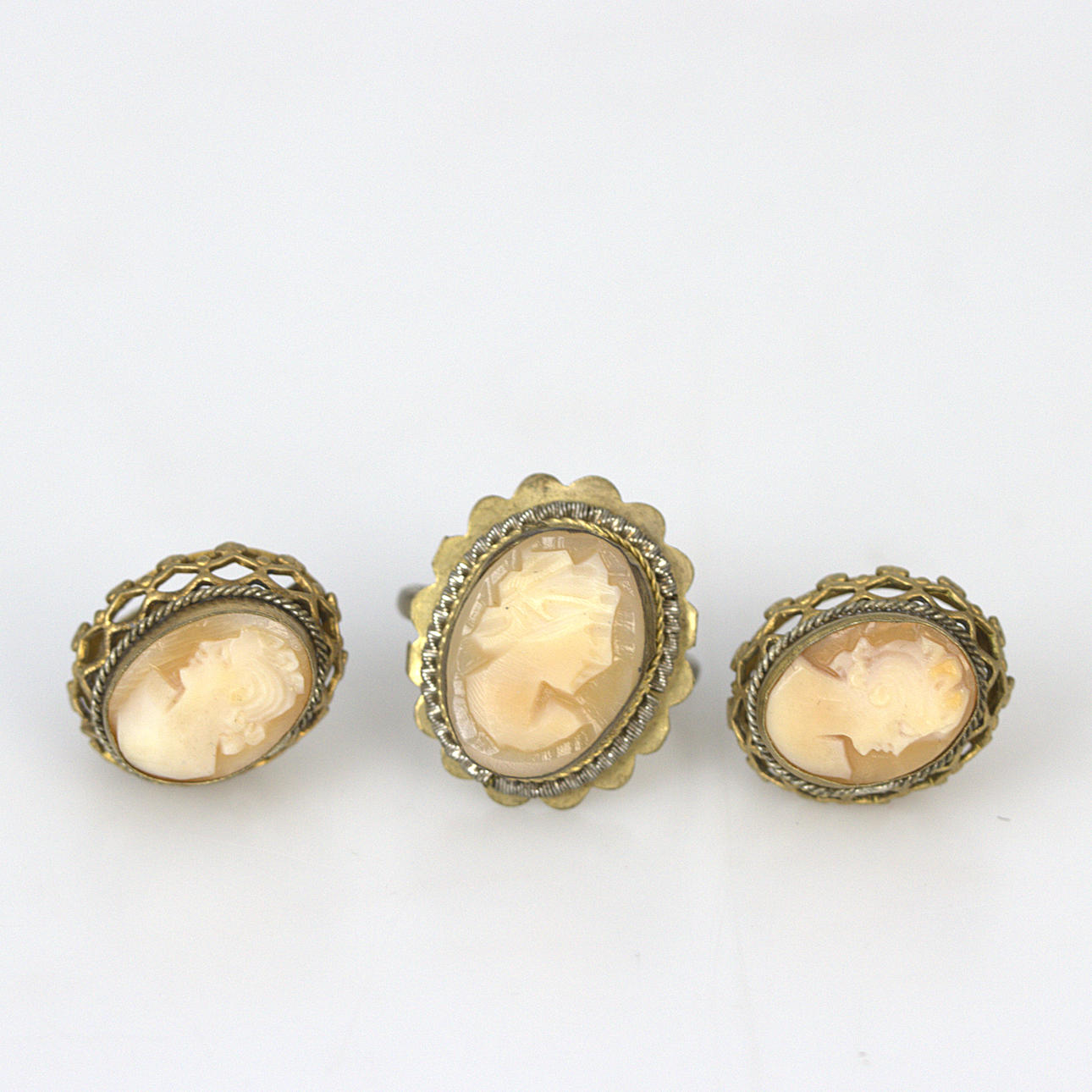 ØRERINGE og RING, 3 stk., cameos og bronzeret metal.