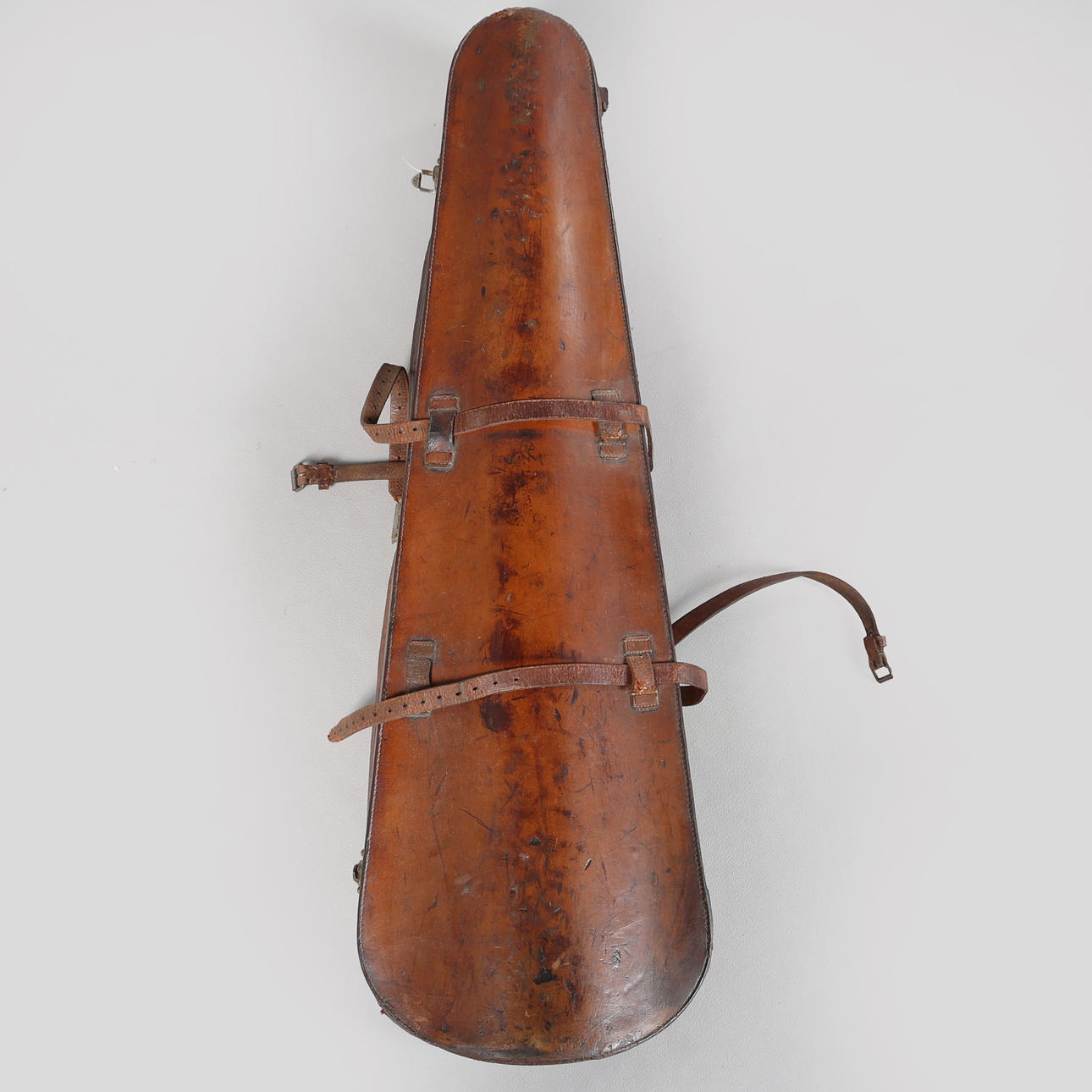 EN USÆDVANLIG VIOLINKASSE I LÆDER.