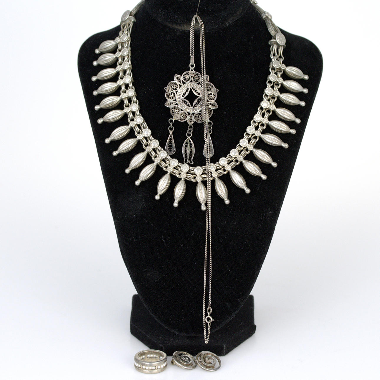 HALSBAND, ÖRHÄNGEN och RING, 5 delar, silver, nutida.