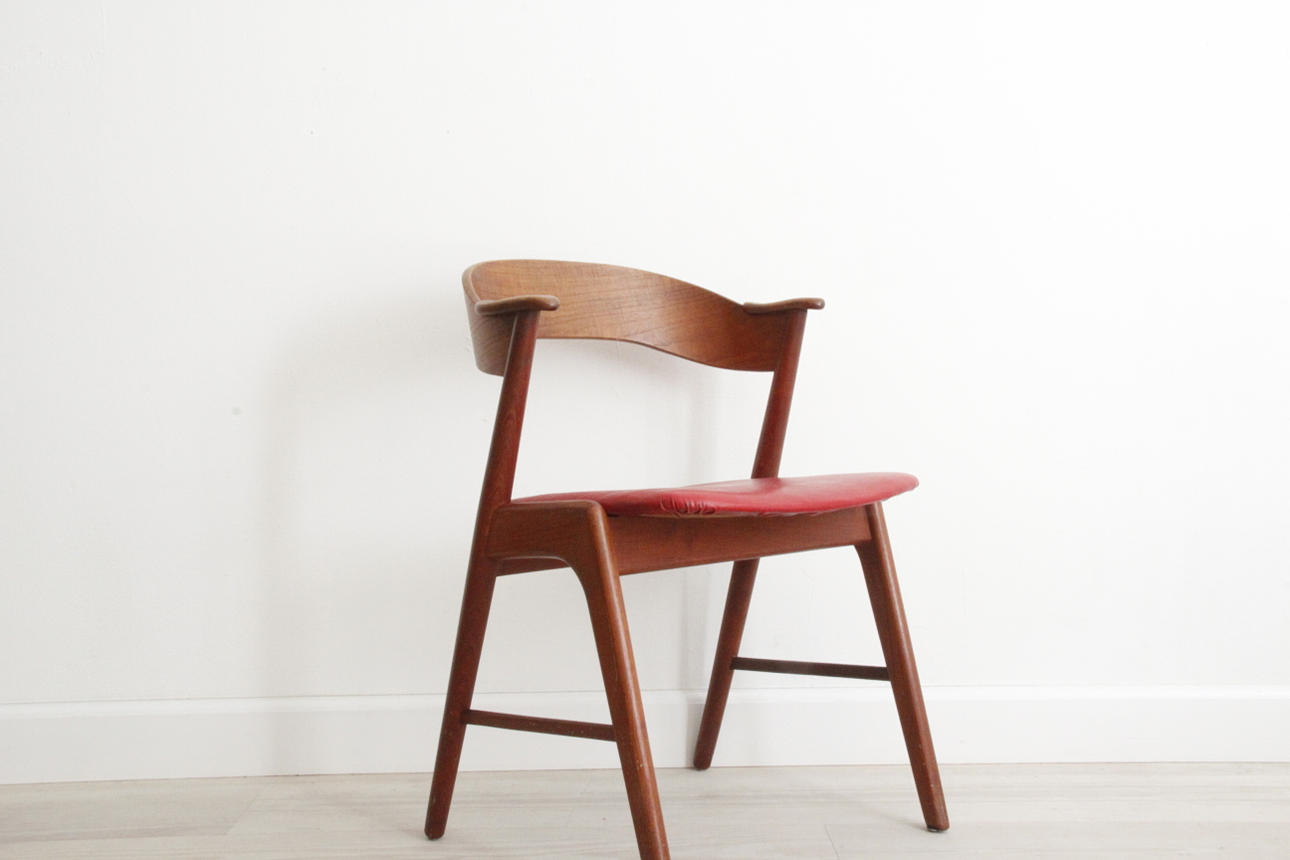 KAI KRISTIANSEN. Nail Chair i teak med röd vinal lädersits, omkring 1950-talet.