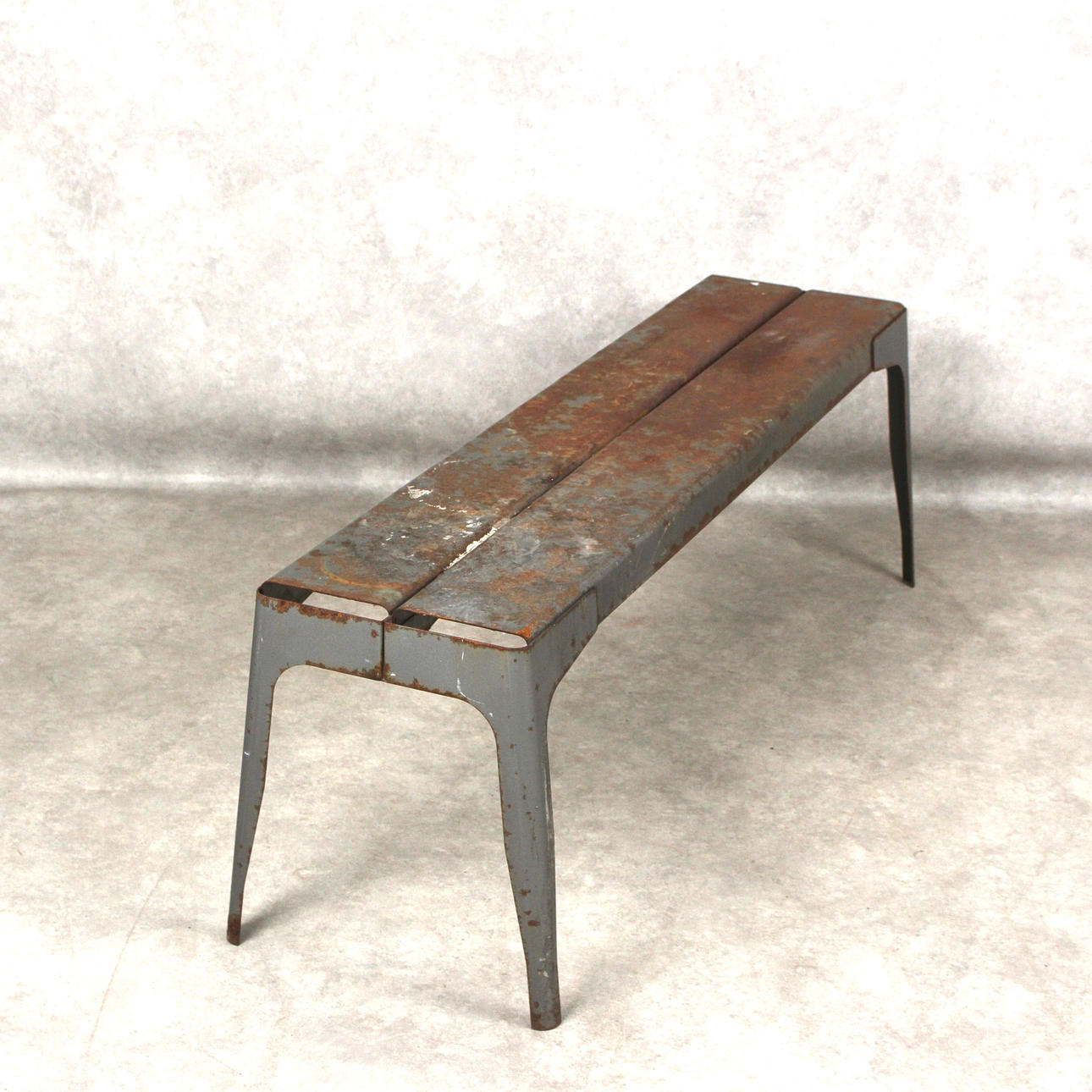 Y BENCH, Brut Verni Brillant.