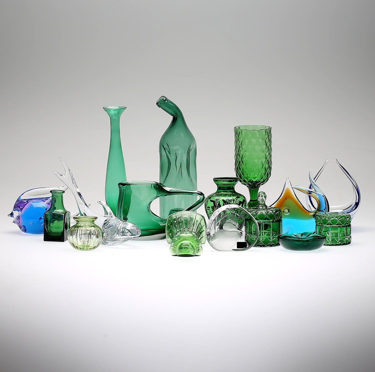 PARTI KONSTGLAS, 16 delar, olika tillverkare samt formgivare, 1900-tal.