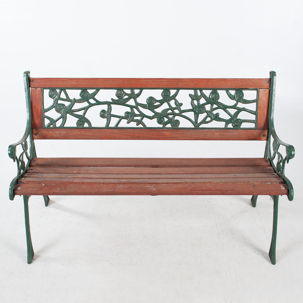 TRÄDGÅRDSBÄNK MED GJUTJÄRNSSIDOR.