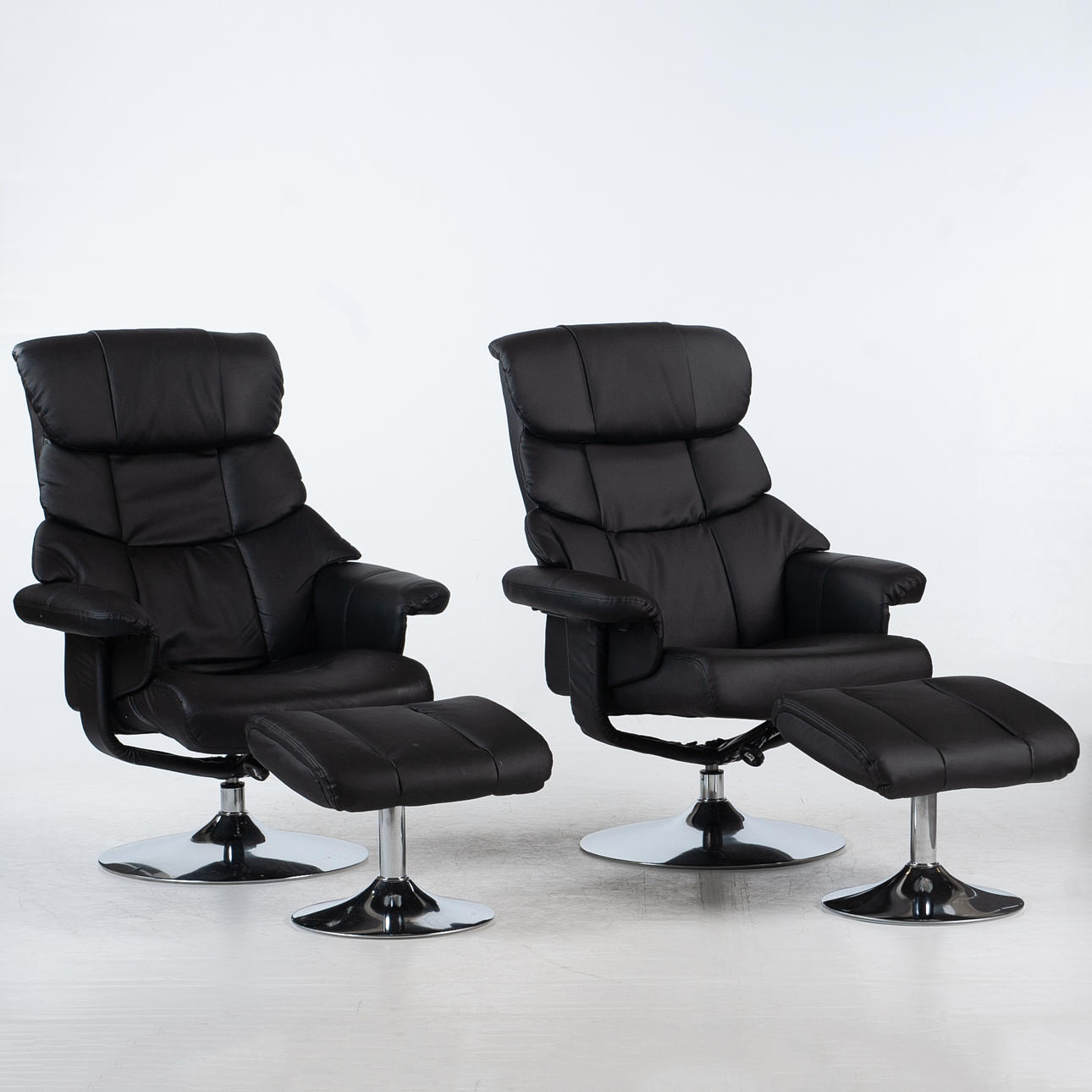 FÅTÖLJER med fotpall, ett par.