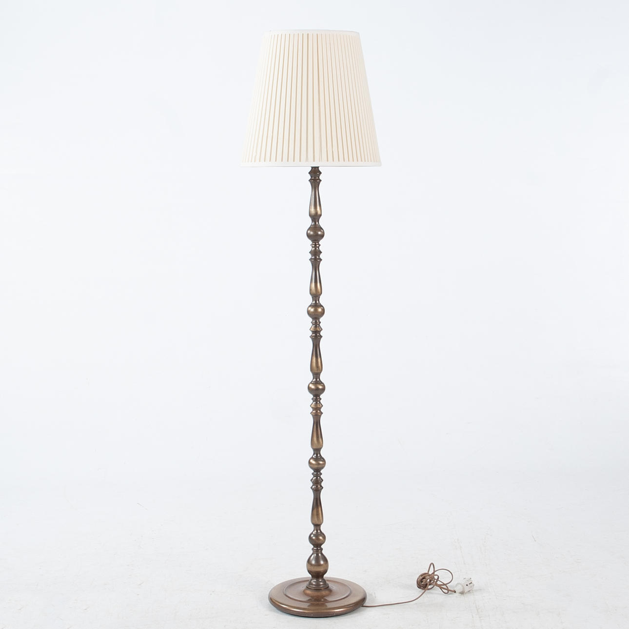 GULVLAMPE i messingsten, moderne.