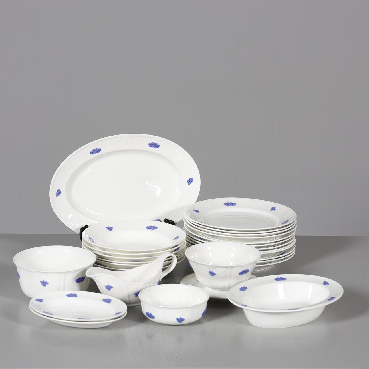 A 26-piece tableware set, “Blå Blom”, Rörstrand/Gustavsberg.