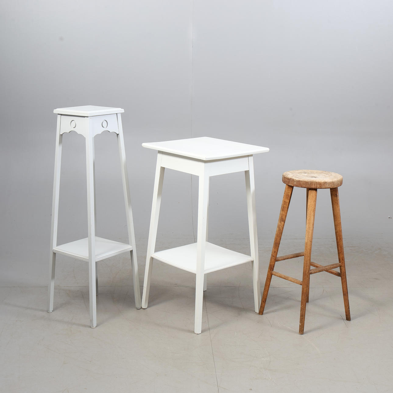 3 jalustan sarja, puuta.