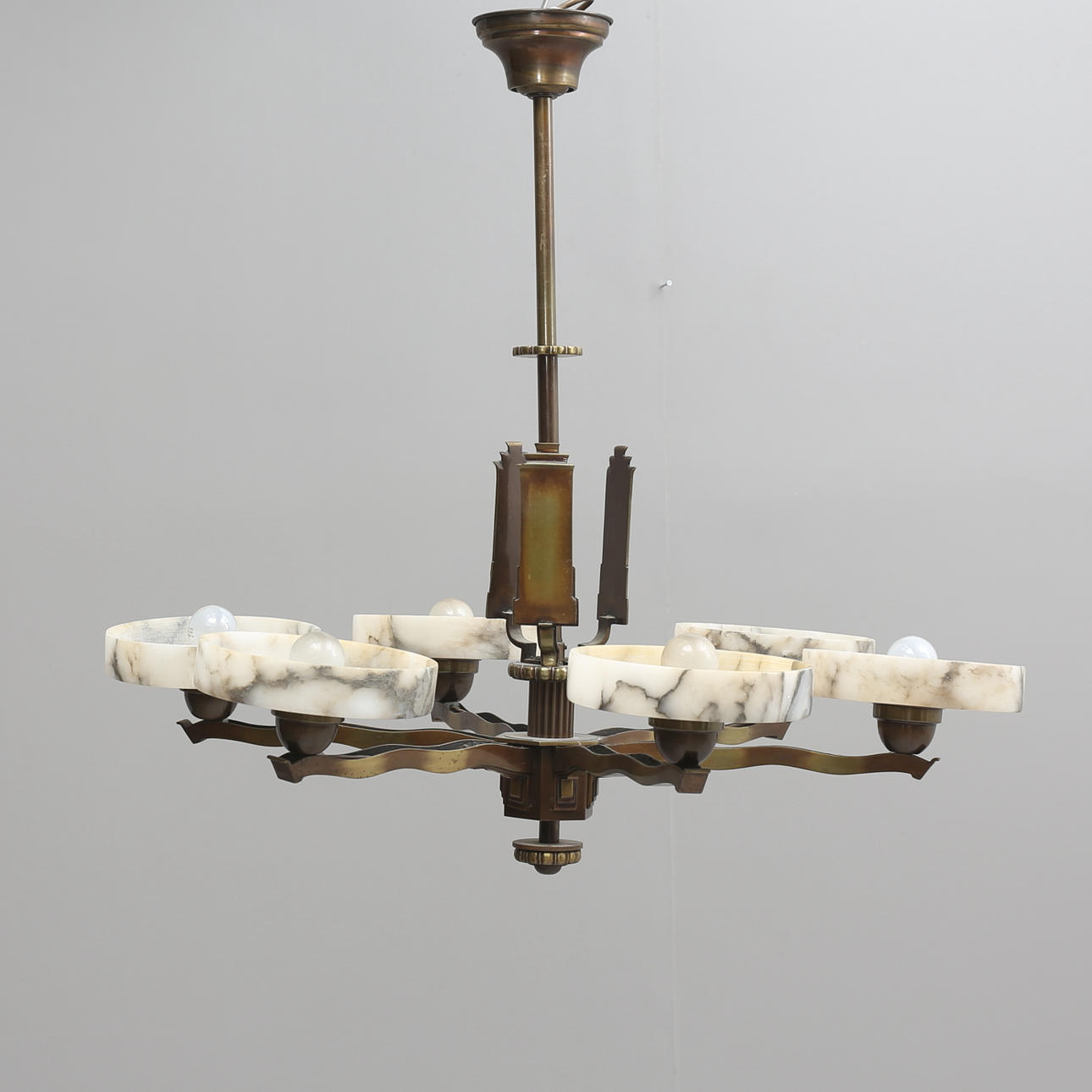 TAKLAMPA, metall och alabaster, art deco, 1900-talets första hälft.