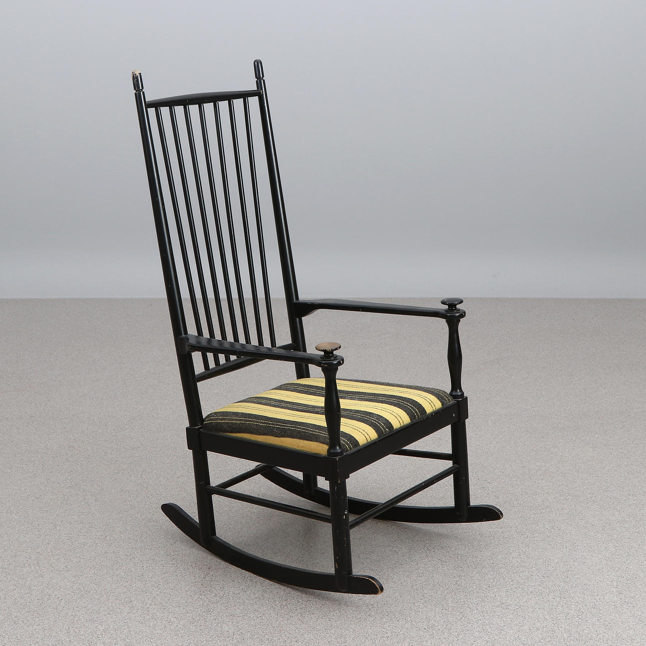 GUNGSTOL. Lackerat trä. 1900-talets mitt.