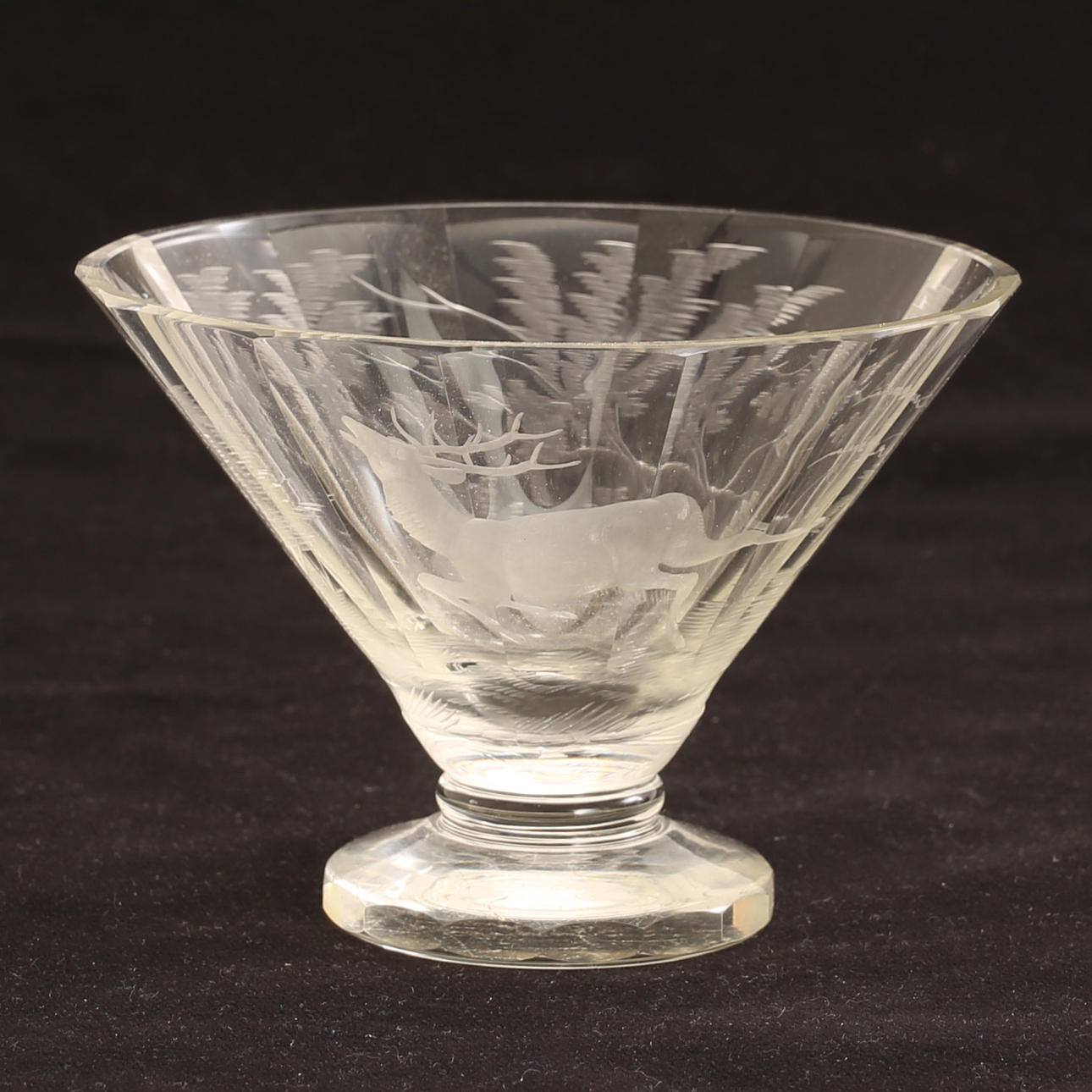 VAS, glas, slipad dekor, 1800/1900-tal.