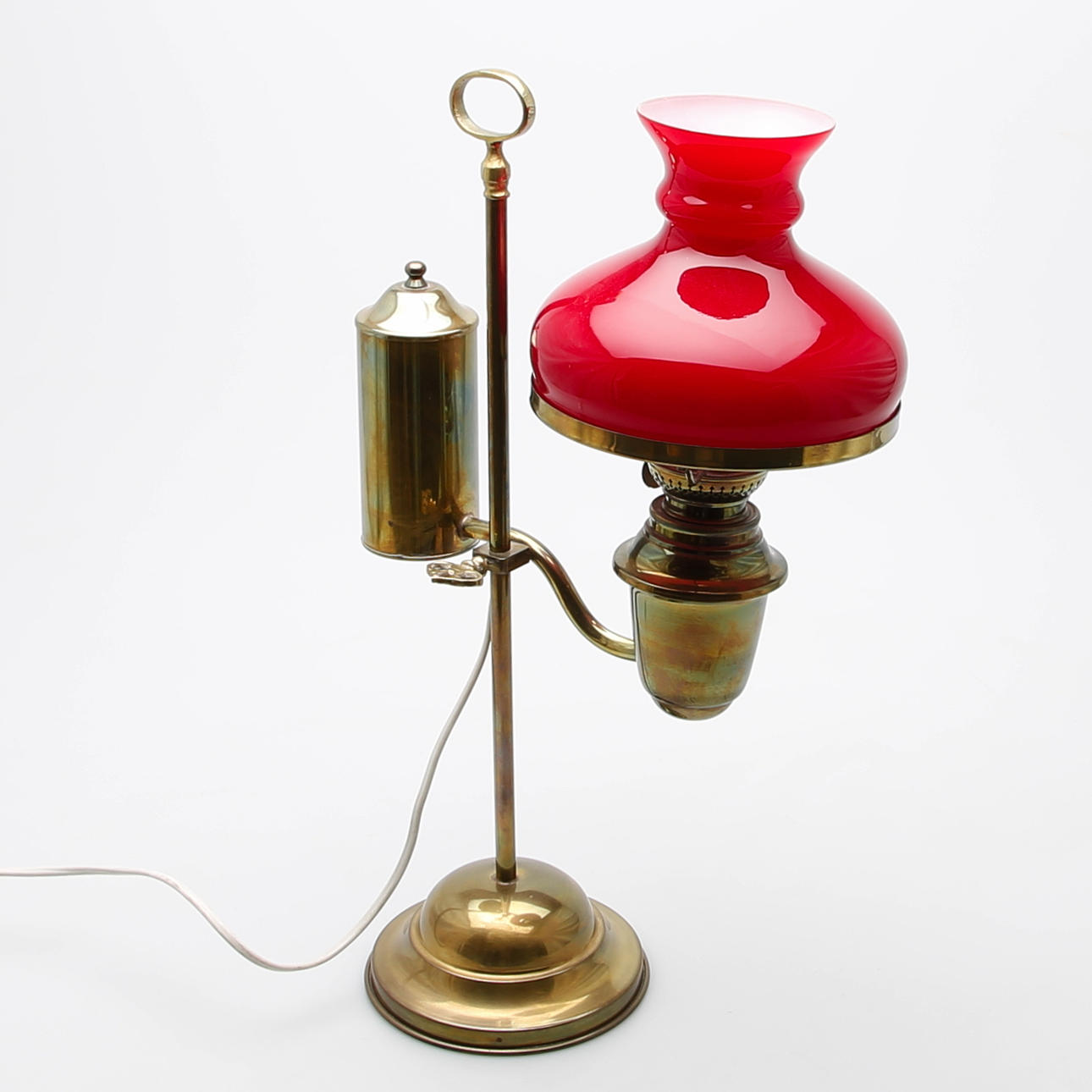 Bordslampa, mässing, i form av en oljelampa, elektrifierad, 1900-tal.