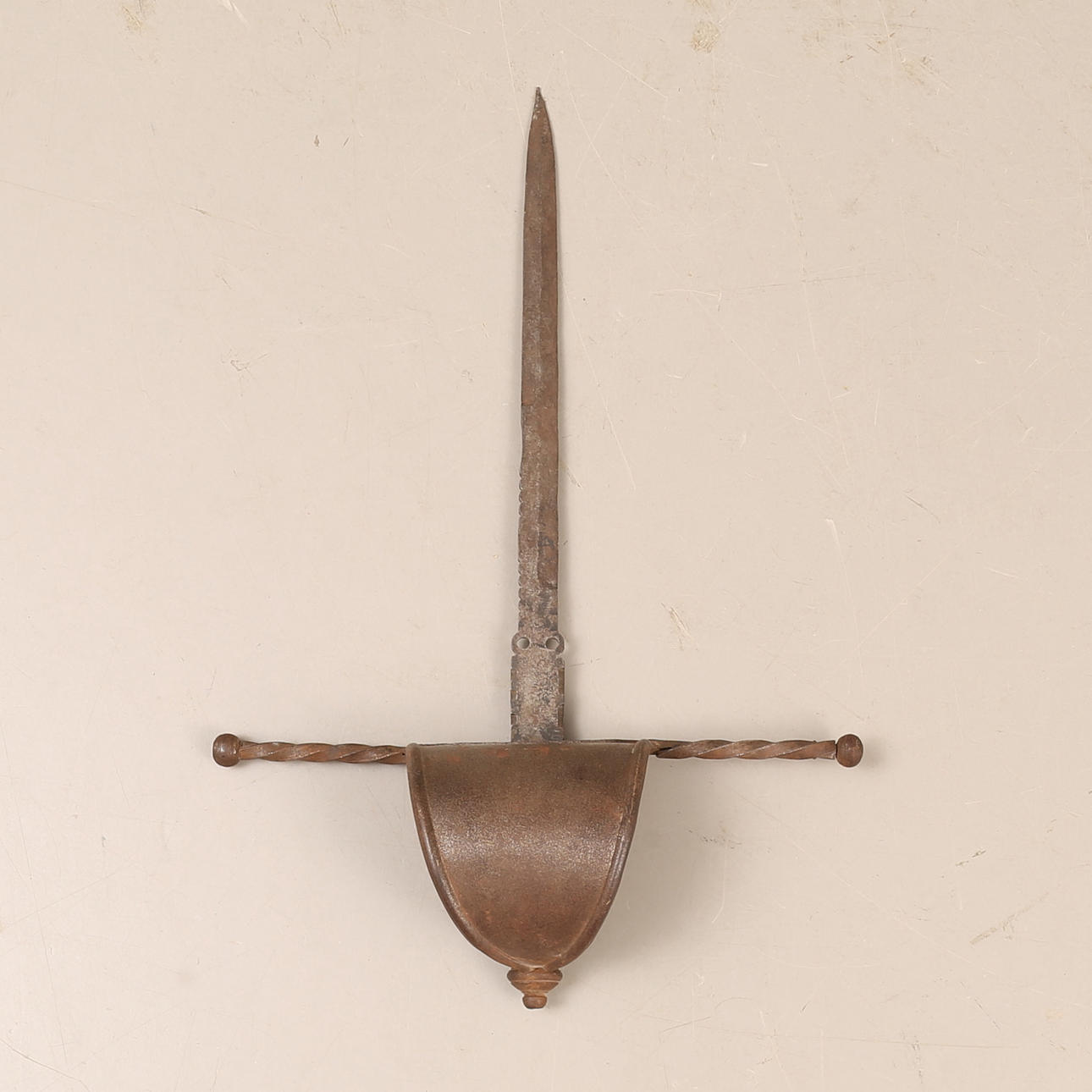 PARERDOLK, with hand protection.