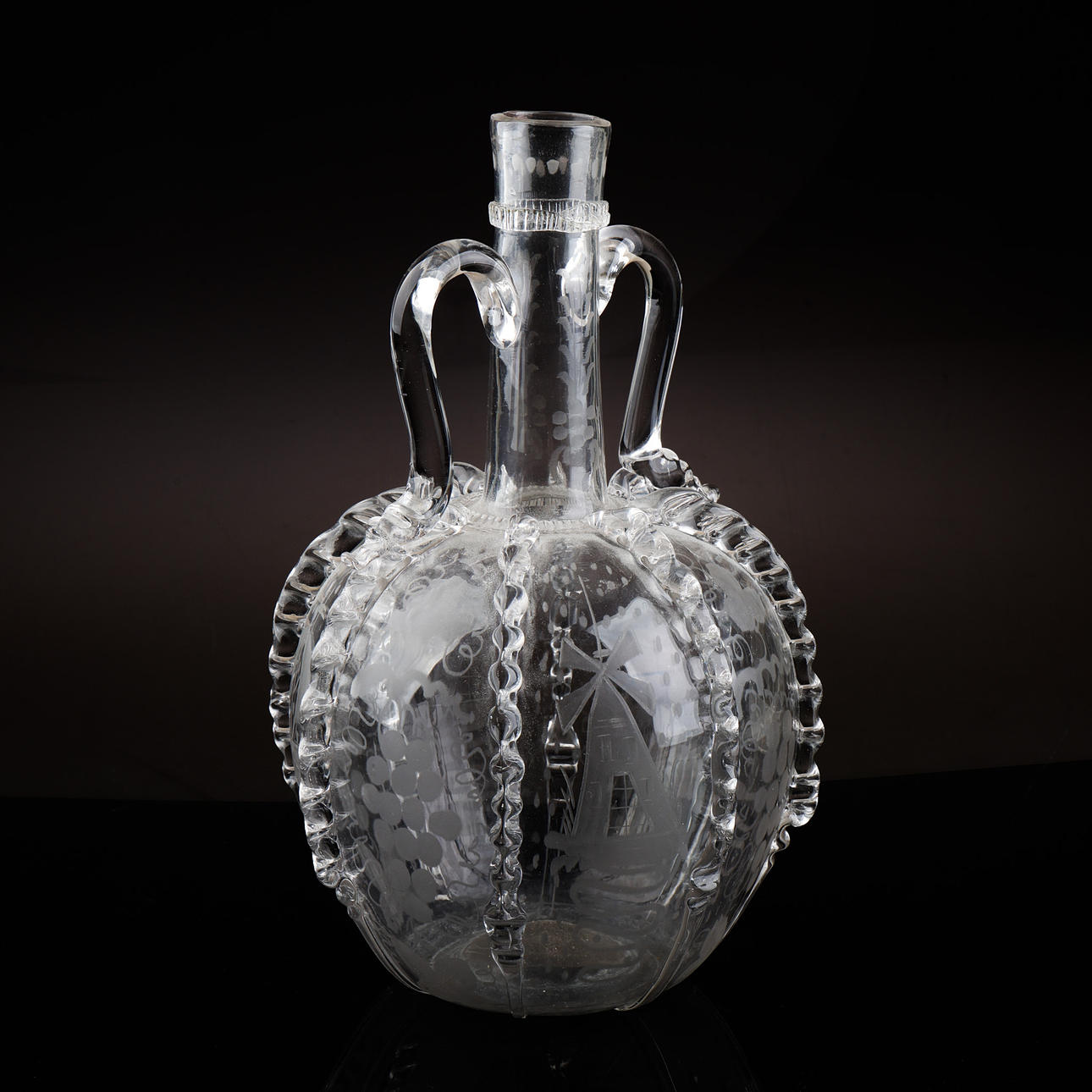 Una botella de clock barroca del siglo XX con perchas.