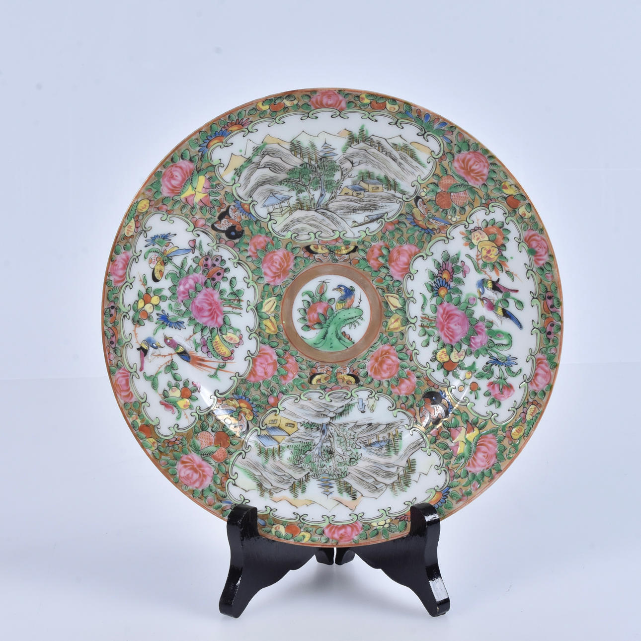 A Chinese porcelain plate, 20th century.