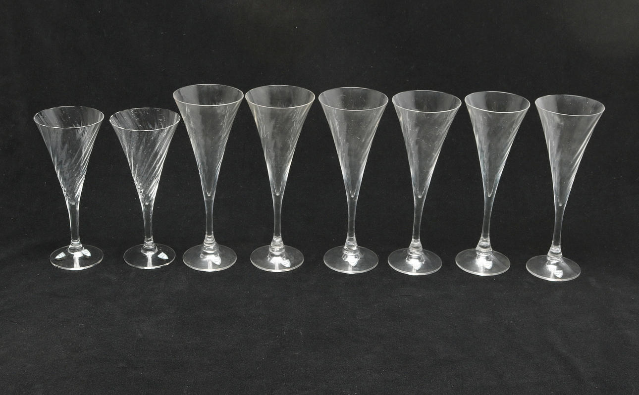 CHAMPAGNEGLAS samt VINGLAS, 8 delar, "Helena", Gunnar Cyrén, Orrefors, 1900-tal.