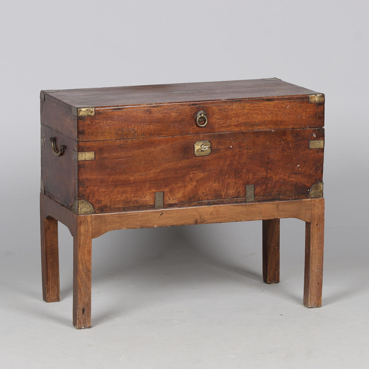 Ataúd de caoba en estilo militar inglés.