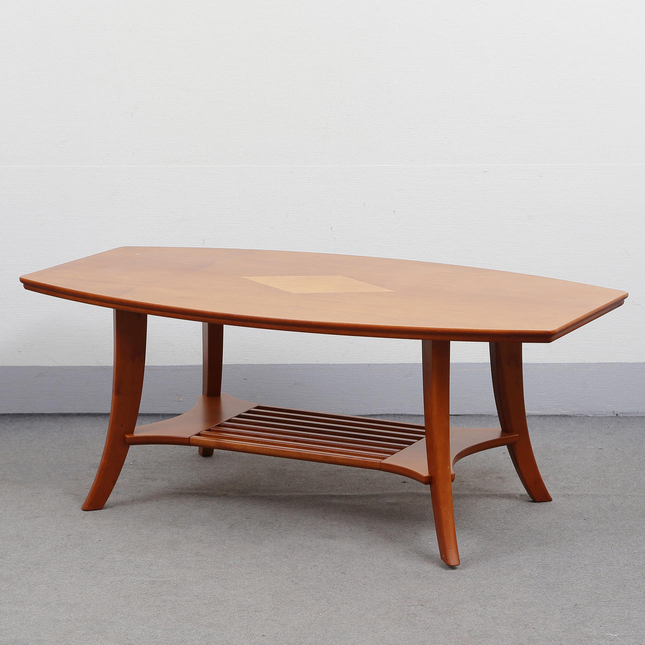 MESA DE CAFÉ CON REVISTERO.