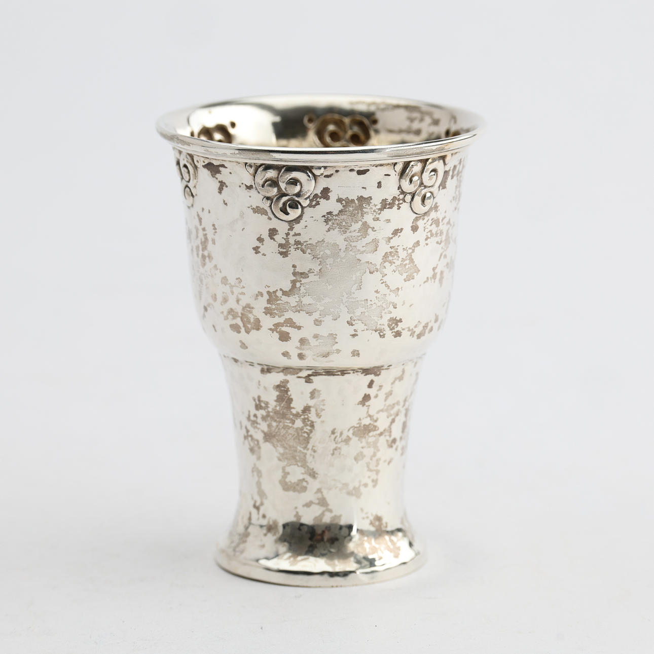 Ein silberner Jugendstilbecher von Knur Edvard Berg, Umeå, 1925.