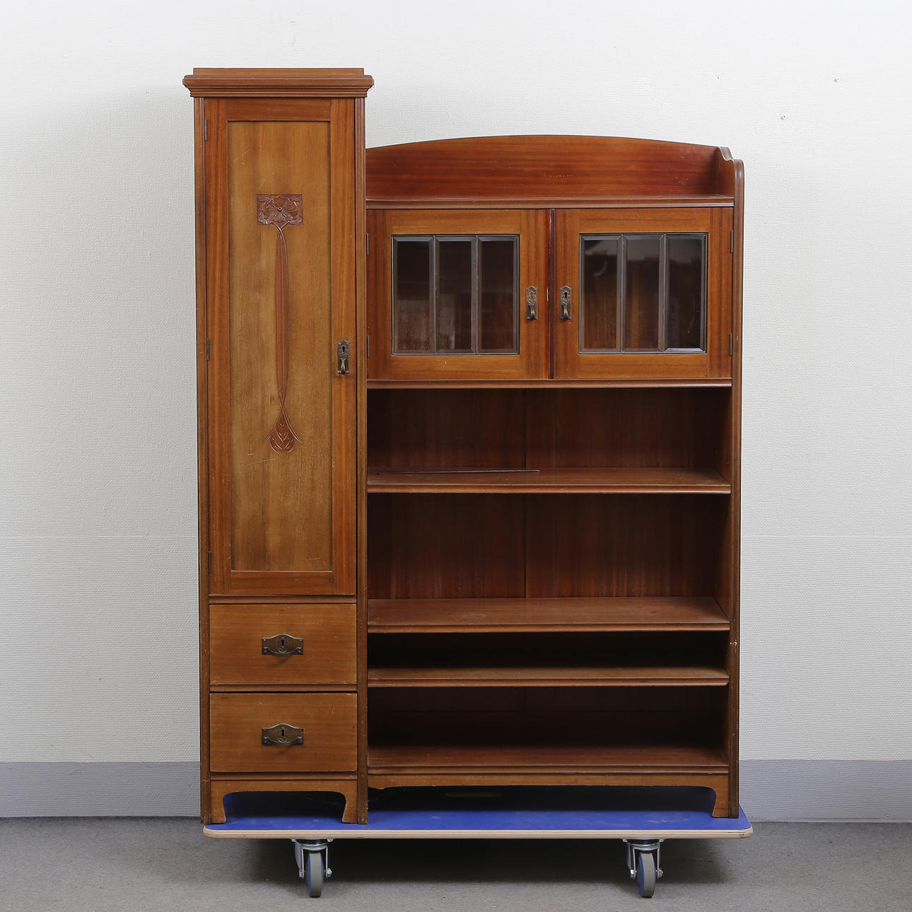 BOOKCASE, ART NOUVEAU, DISPLAY CASE WITH FACETED GLASS, EARLY 20TH CENTURY.