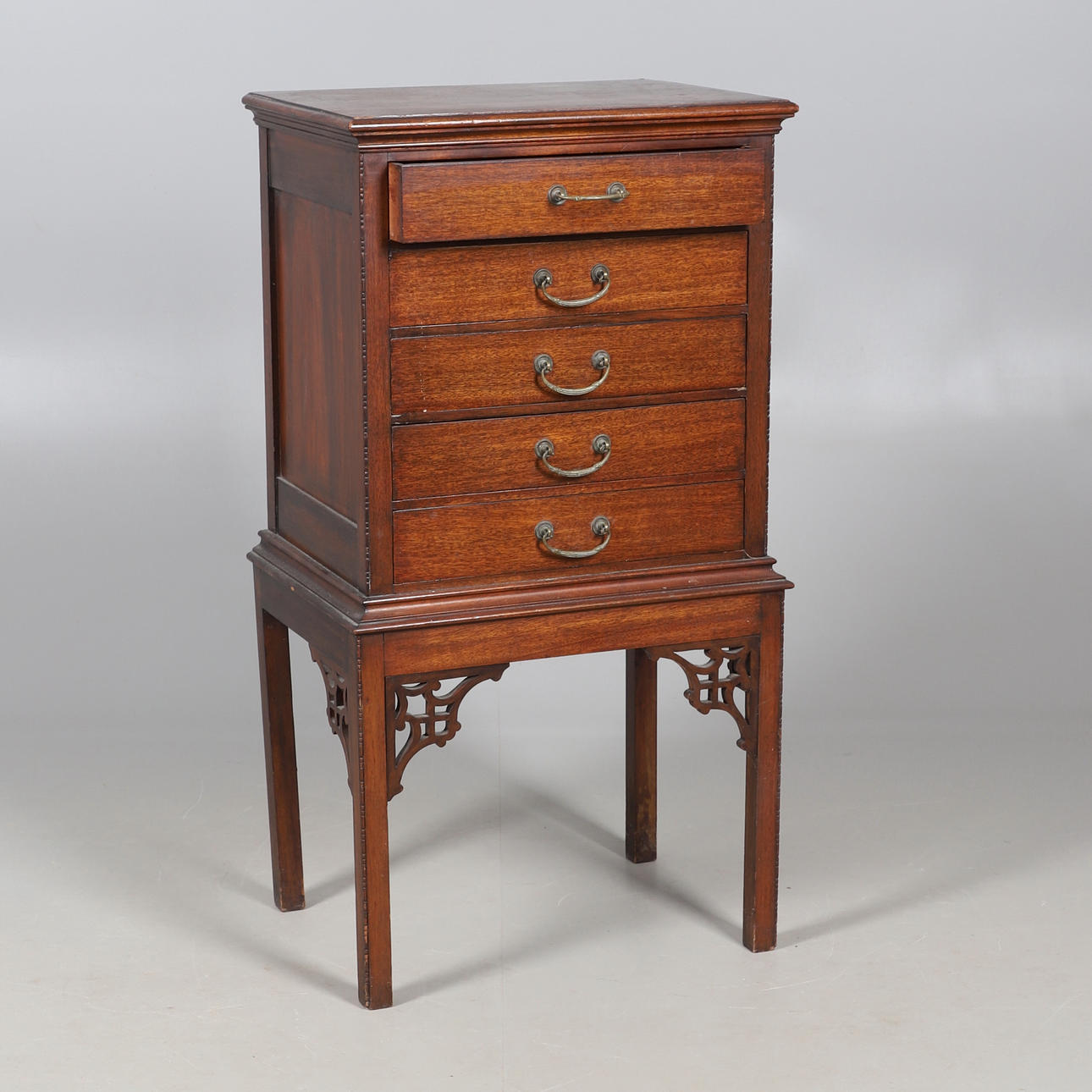 EDWARDIAANINEN MAHONKIMUSIIKKIKAAPPI.