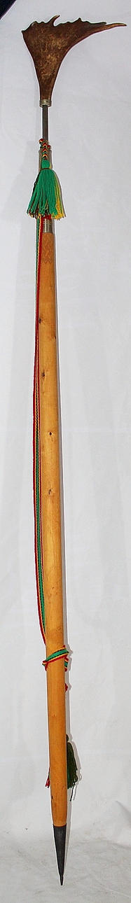 BJÖRNSPJUT, trä, tenn och horn, replika.