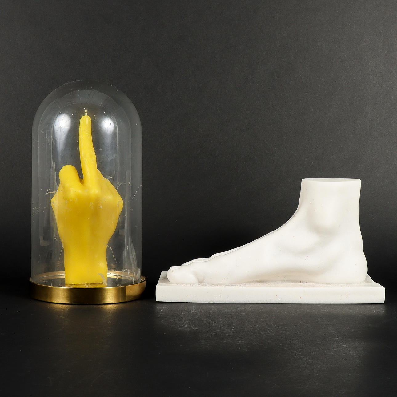 OBJETOS DE INTERIOR Escultura y velas de cera.