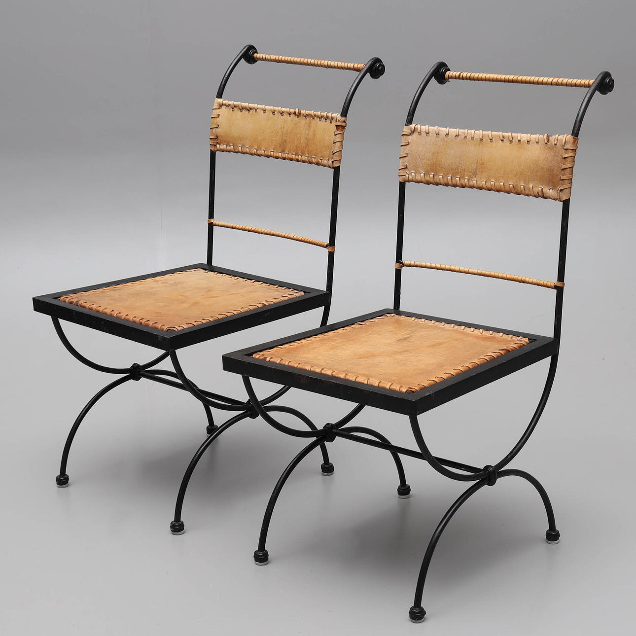 Ein Paar schmiedeeiserne Stühle mit Lederbezug im spanischen Stil.