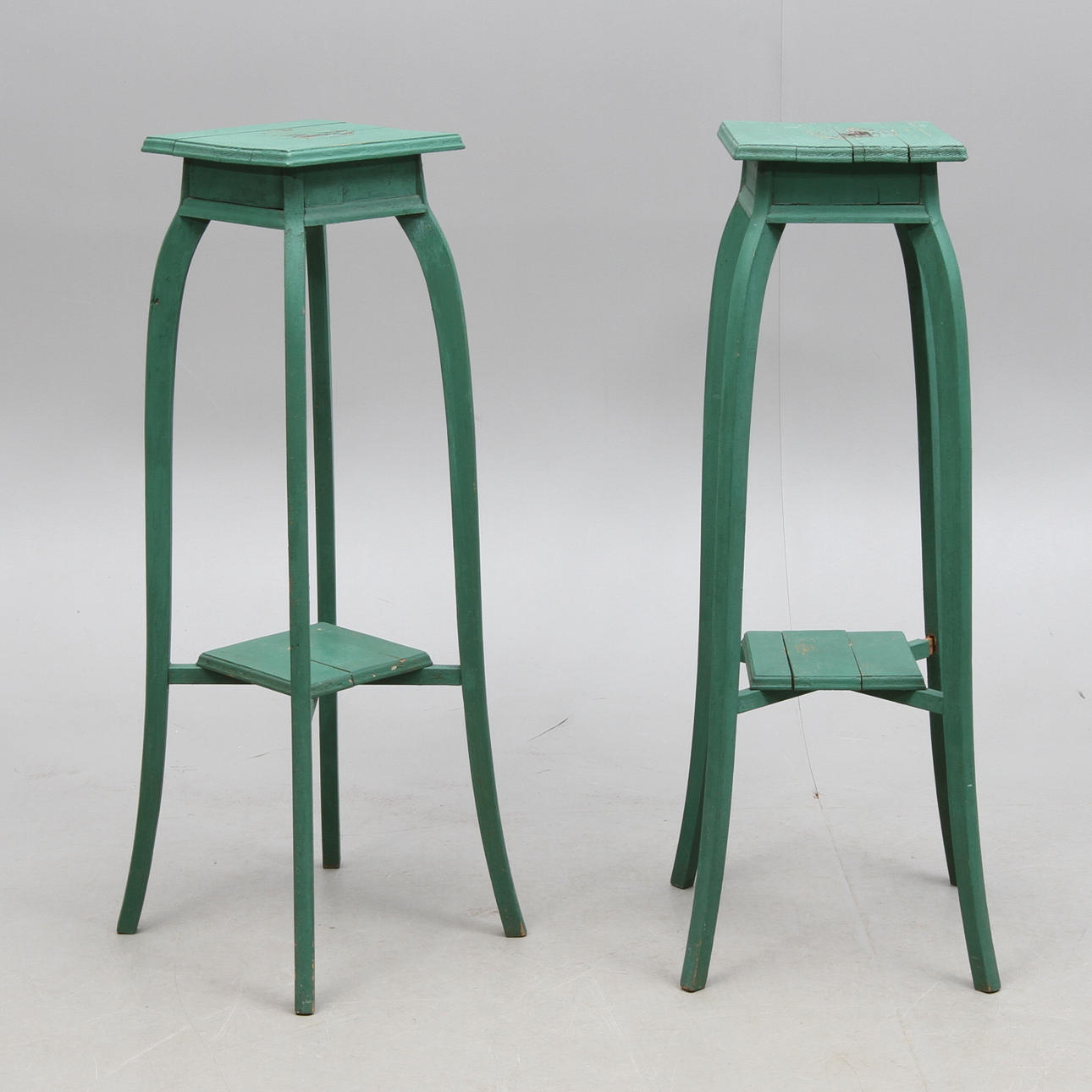 PIEDESTALER, 2 st, grönmålat trä, 1900-talets första hälft.