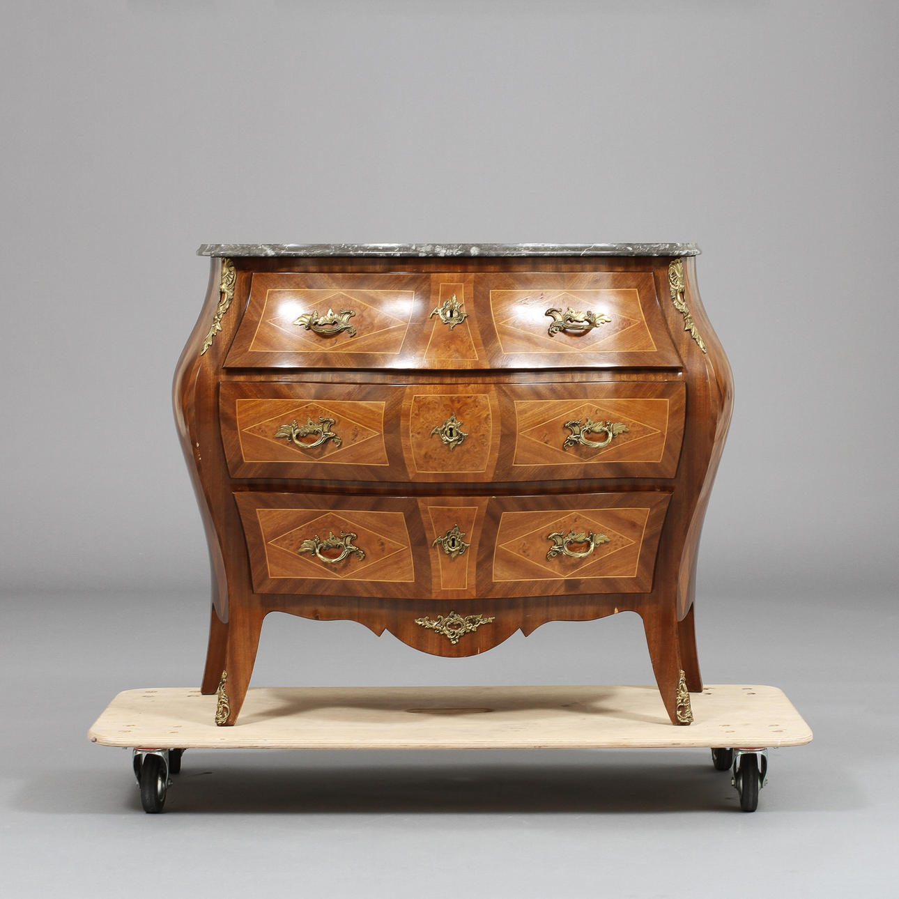 BYRÅ, rokokostil, 1900-tal.